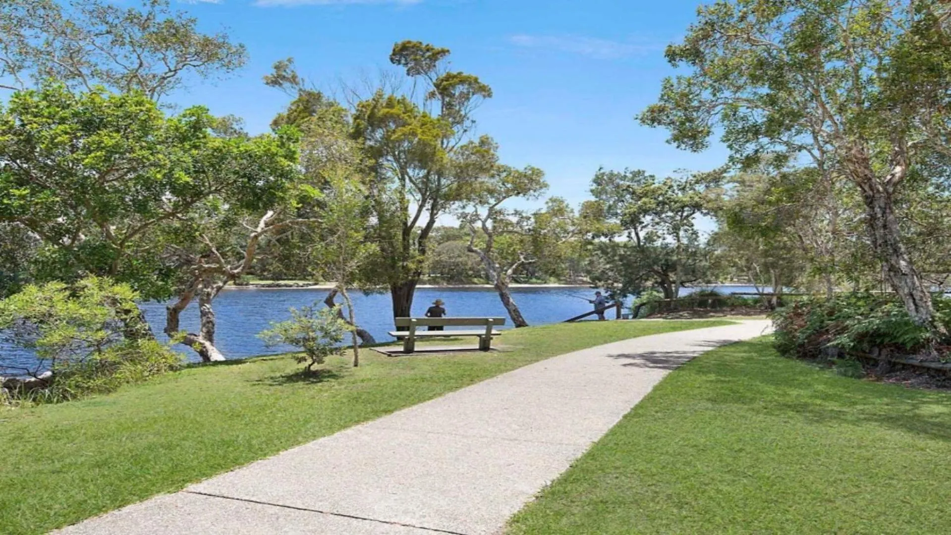 Lake House Kawana Waters
