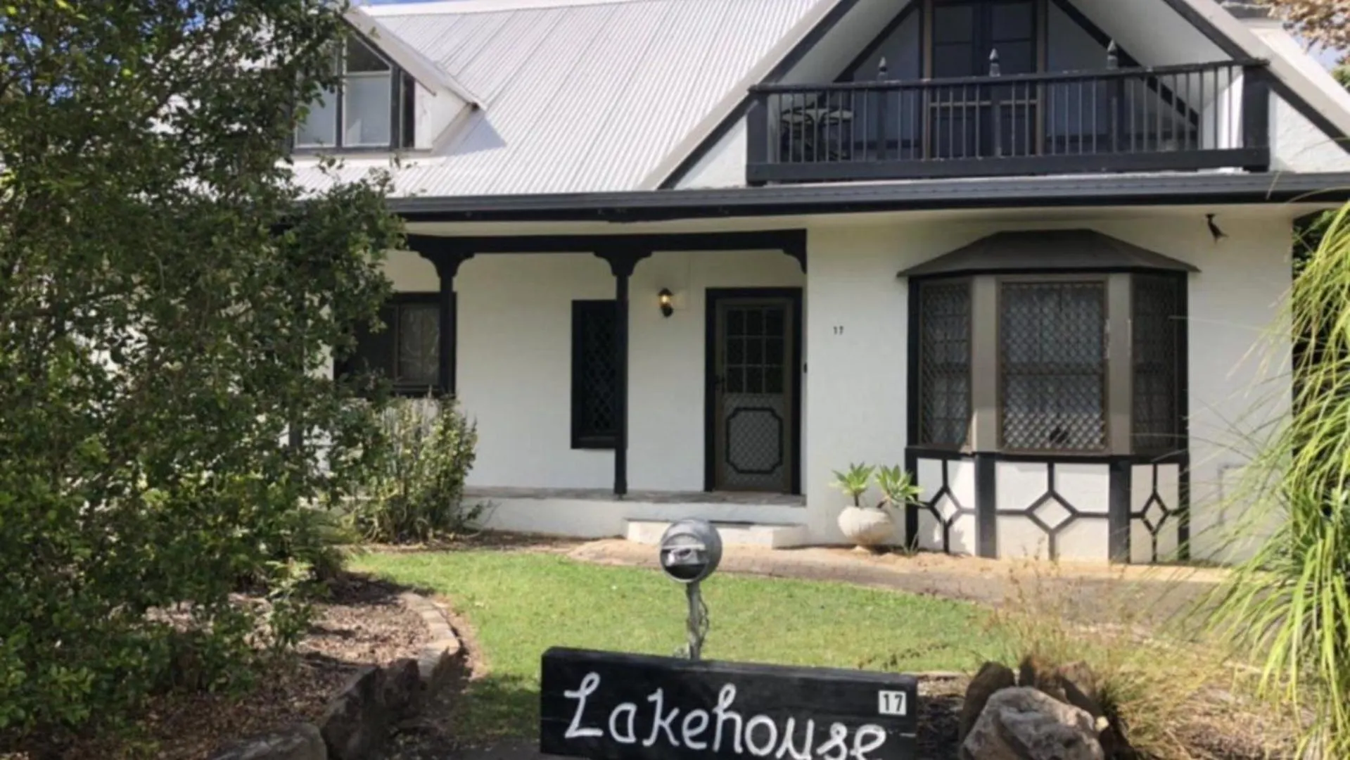 Lake House Kawana Waters