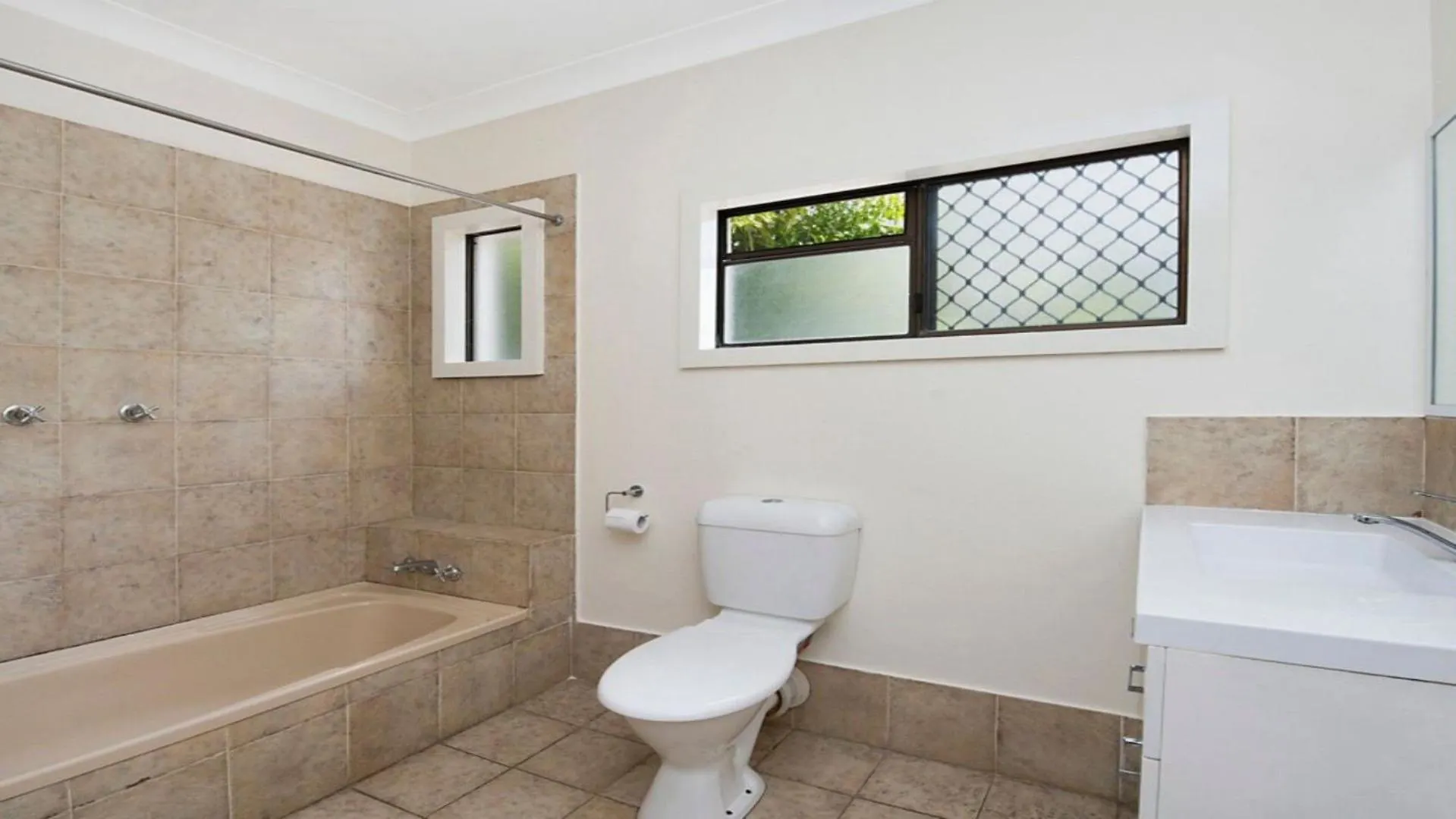 Lake House Kawana Waters